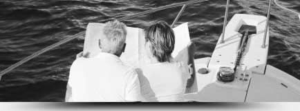 Image d’un couple regardant une carte sur un bateau