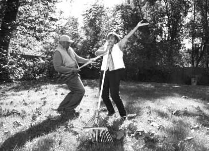 Image d’un couple raclant des feuilles