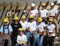 Photo de plus de 60 employés de la TD portant des casques de chantier