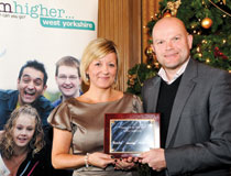Photo du prix de la société de l’année reçu de Leeds Mentoring