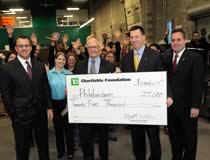 Photo de la remise d’un don de 25 000 $ de la TD Charitable Foundation à Philabundance