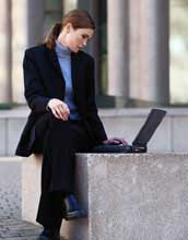 « Une femme d’affaires effectue une recherche sur des fonds communs de placement son ordinateur portable »