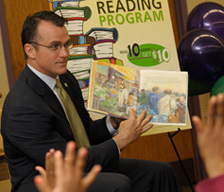 Un employé de TD Bank fait la lecture à des enfants