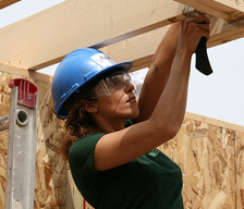 Une employée de la TD aide à construire une maison